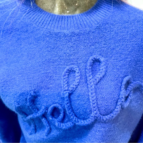 On twelfth “Hello” Sweater - Picture 4 of 8